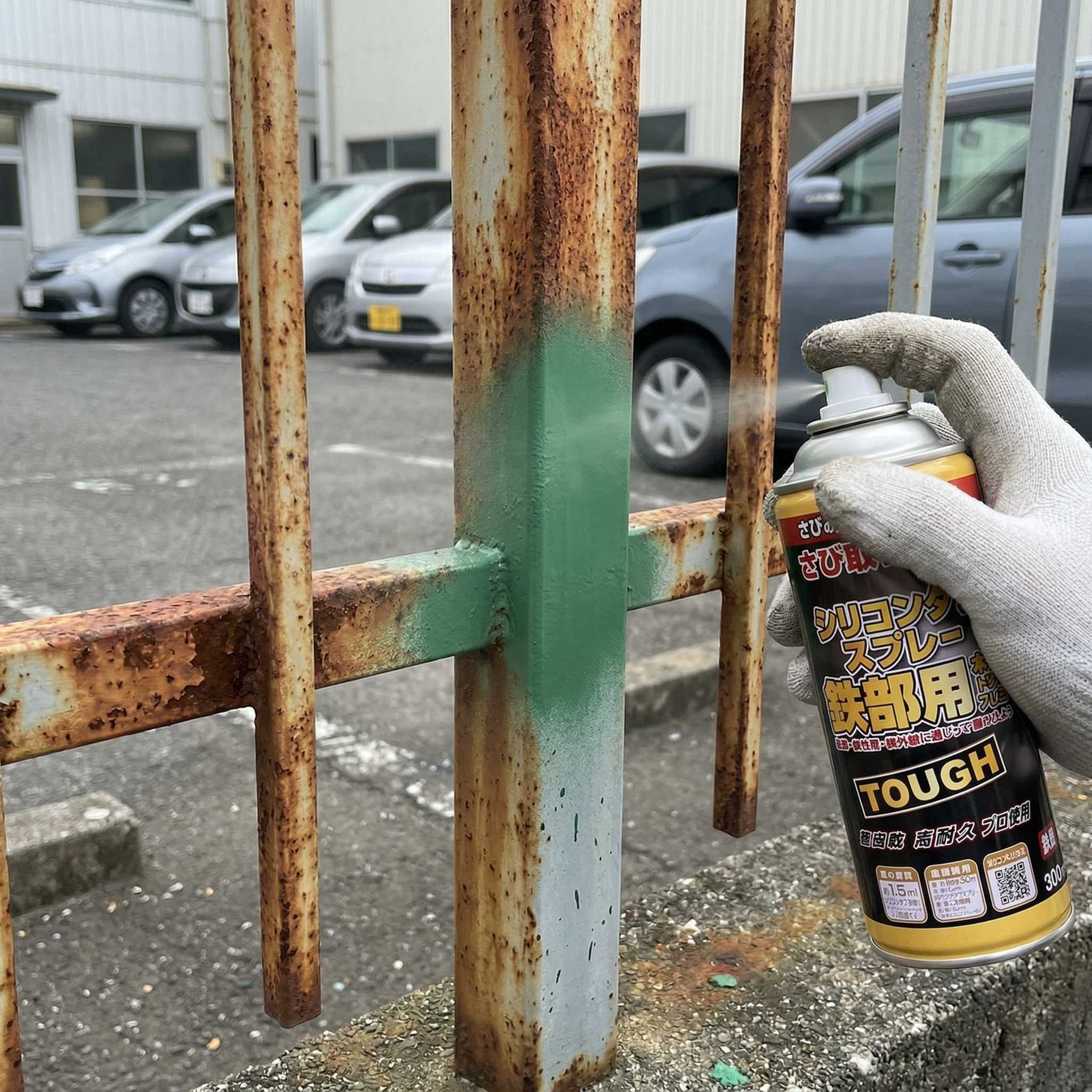 工場の高いフェンス塗装